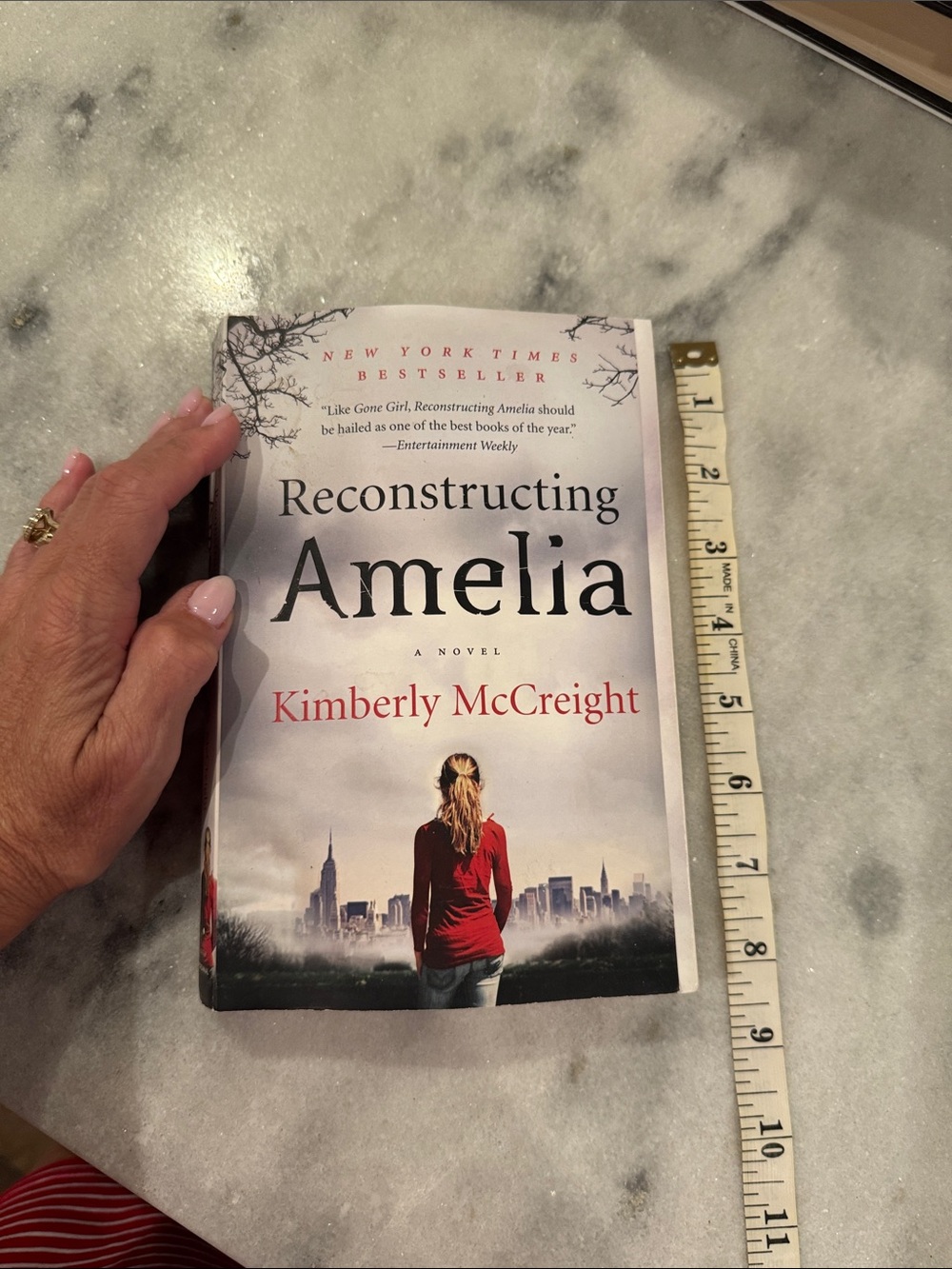 Reconstructing Amelia by - Paperback, White/Red Cover